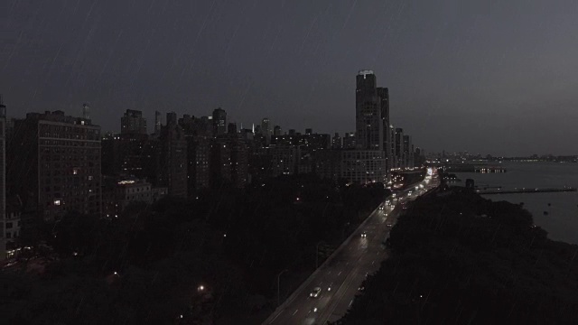 城市里阴沉沉的雨天。恶劣的天气背景视频素材