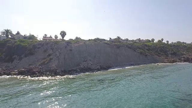 美丽的空中/无人机拍摄沿塞浦路斯海岸在一个晴朗的日子视频素材