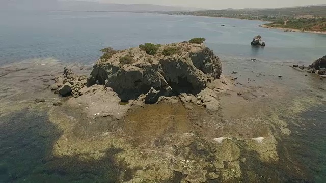 美丽的空中/无人机拍摄沿塞浦路斯海岸在一个晴朗的日子视频素材