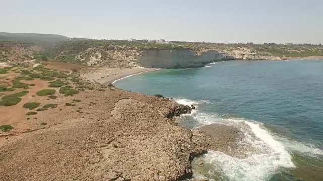 美丽的空中/无人机拍摄沿塞浦路斯海岸在一个晴朗的日子视频素材