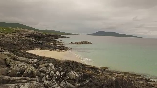 令人惊叹的航拍哈里斯岛，苏格兰海岸附近的水和海滩视频素材