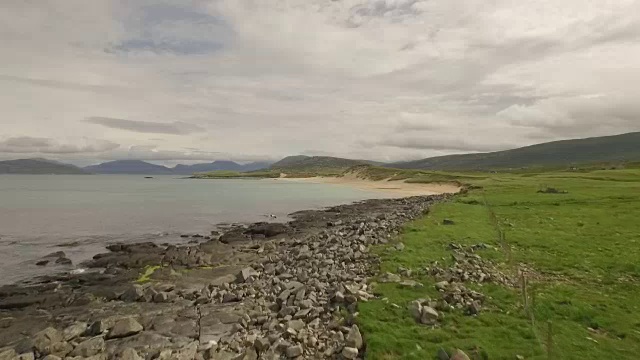 令人惊叹的航拍哈里斯岛，苏格兰海岸附近的水和海滩视频素材