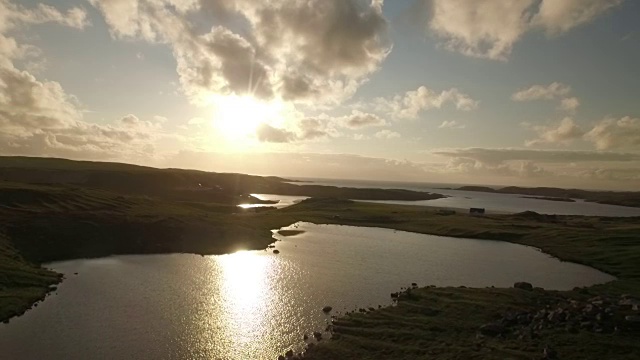 在苏格兰哈里斯岛，沿着Uig的海岸线飞行的令人惊叹的航拍照片视频素材