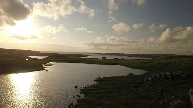 在苏格兰哈里斯岛，沿着Uig的海岸线飞行的令人惊叹的航拍照片视频素材