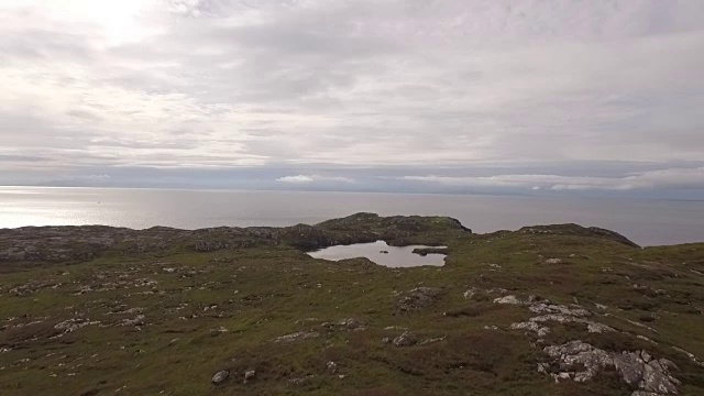 令人惊叹的航拍哈里斯岛，苏格兰海岸附近的水和陆地视频素材