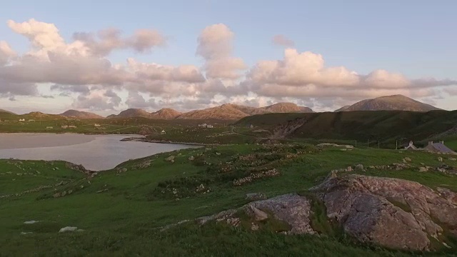 令人惊叹的航拍，在苏格兰哈里斯岛，沿着Uig的海岸线在日落视频素材