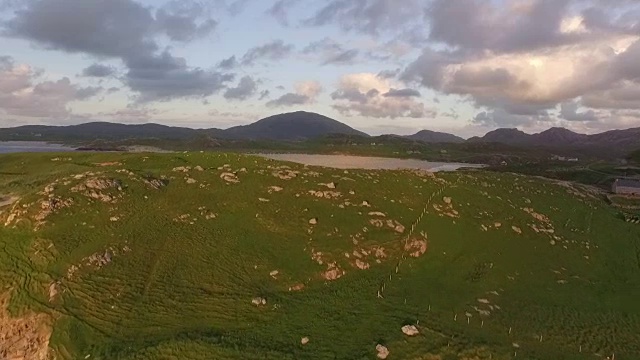 从苏格兰哈里斯岛上空飞过卢肯泰尔海滩的令人惊叹的航拍照片视频素材