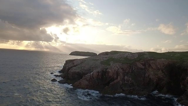 在苏格兰哈里斯岛，沿着Uig的海岸线飞行的令人惊叹的航拍照片视频素材