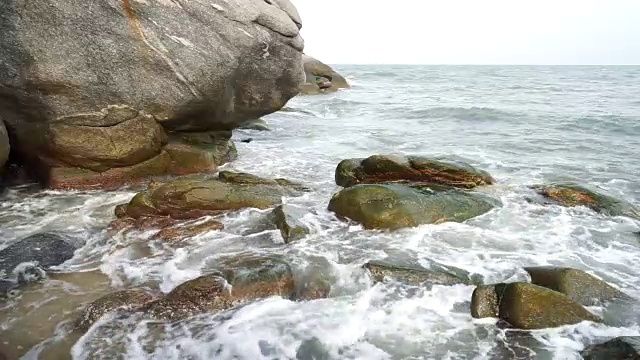 水溅在岩石上视频素材