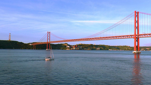 Abril Bridge -里斯本，葡萄牙视频素材