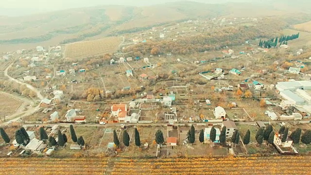 村庄在葡萄园山谷视频素材