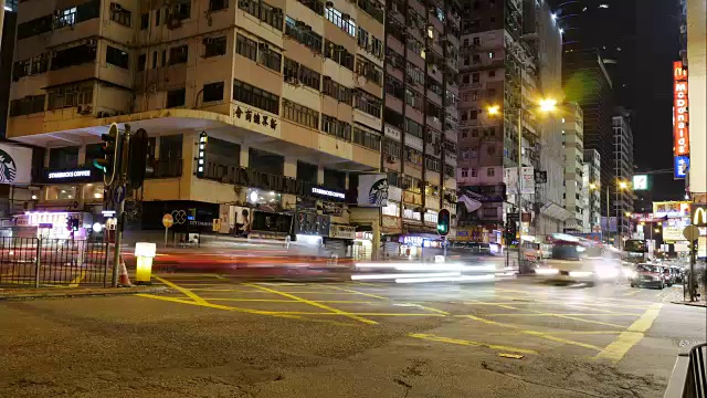 在香港孟角，人们在十字路口的4k时间推移视图。香港是亚洲地区主要的金融中心，在中国香港，香港是人口密度最高的地方视频素材