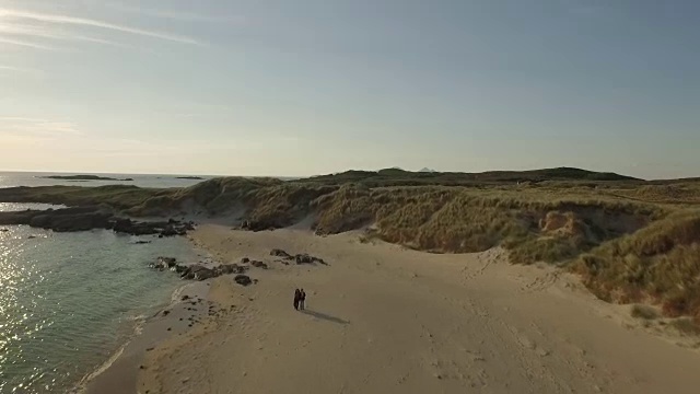 在阿德那穆尔昌，苏格兰，沿着海岸线拍摄的日落视频素材