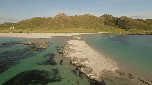 在阿德那穆尔昌，苏格兰，沿着海岸线拍摄的日落视频素材