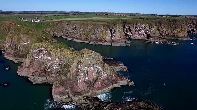 航拍靠近阿伯丁的苏格兰海岸附近的海崖视频素材