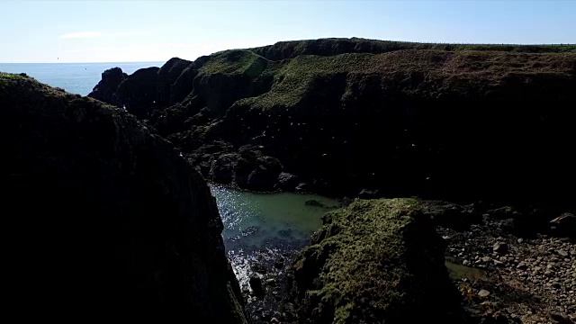 航拍靠近阿伯丁的苏格兰海岸附近的海崖视频素材