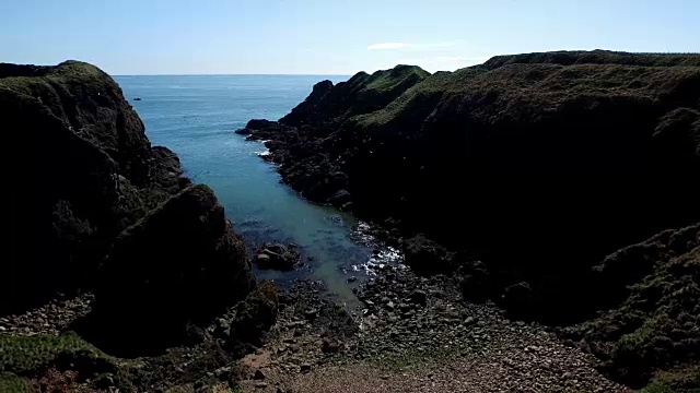 航拍靠近阿伯丁的苏格兰海岸附近的海崖视频素材