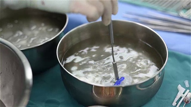 擦洗护士准备生物人工瓣膜视频素材