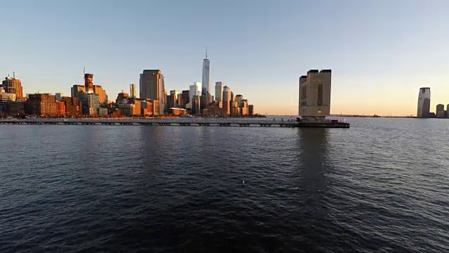 直升机拍摄的日落天空下的纽约市天际线地标视频素材