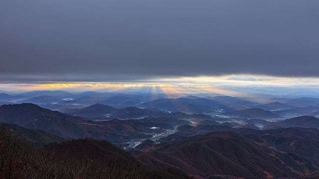 南hangang河和山脉的日出景观视频素材