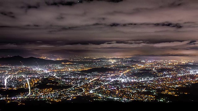 布干山峰的夜景视频素材