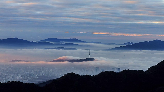 从北韩山的山顶(Insubong)可以看到城市和北汉城塔视频素材