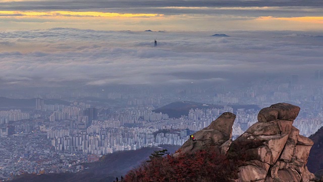 从北韩山山顶(Insubong)看到的城市景观视频素材