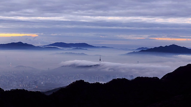 从北韩山的山顶(Insubong)可以看到城市和北汉城塔视频素材