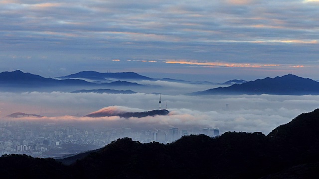 从北韩山的山顶(Insubong)可以看到城市和北汉城塔视频素材