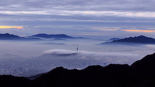 从北韩山的山顶(Insubong)可以看到城市和北汉城塔视频素材