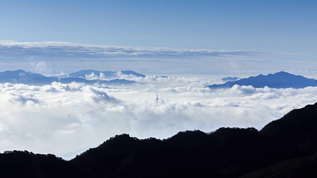 北汉城塔和云海从北汉城的山峰(Insubong)观看视频素材