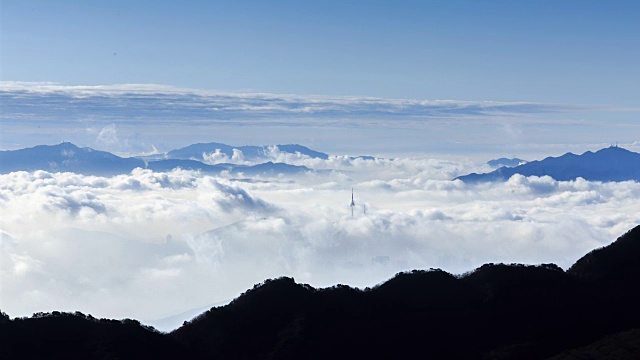 北汉城塔和云海从北汉城的山峰(Insubong)观看视频素材