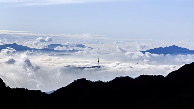 北汉城塔和云海从北汉城的山峰(Insubong)观看视频素材