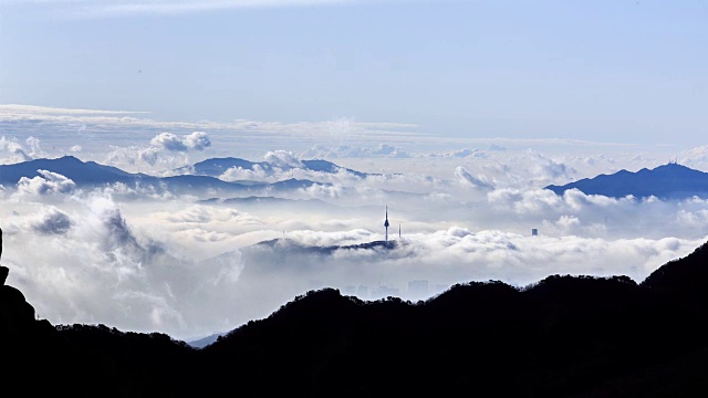 北汉城塔和云海从北汉城的山峰(Insubong)观看视频素材