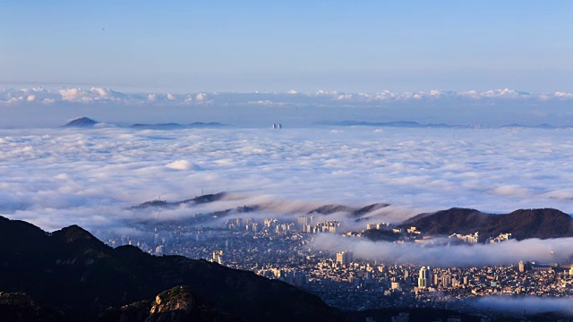 云海和布汗山的城市景观视频素材