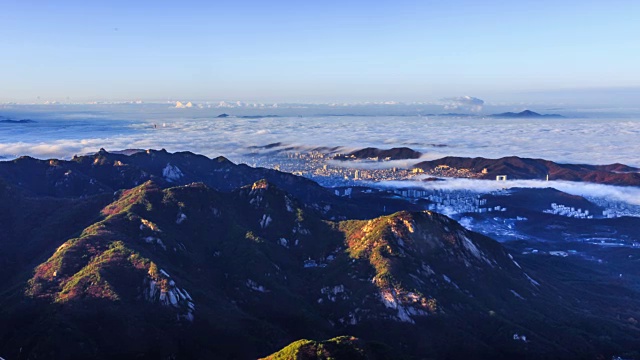 云海和布汗山的城市景观视频素材