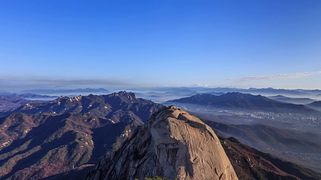 云海和布汗山的城市景观视频素材