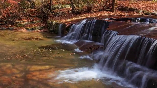 秋天的班台山，落叶在水里打旋，楼梯瀑布视频素材