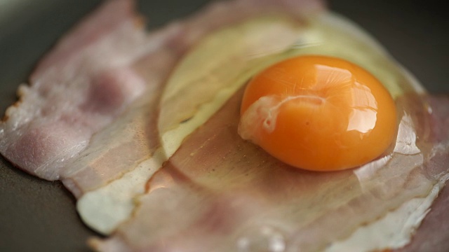 在煎锅里烤一个煎蛋和熏肉视频下载