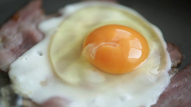 在煎锅里烤一个煎蛋和熏肉视频下载