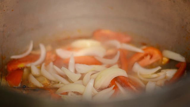 侧视图:加入香料香茅汤视频素材