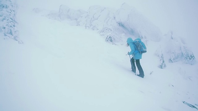 在恶劣天气中徒步旅行的妇女视频素材