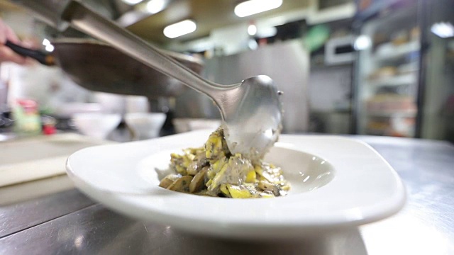 在盘子里装饰食物视频素材