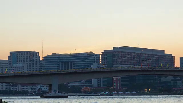 4K延时:从白天到夜晚:河上的桥梁交通。视频素材