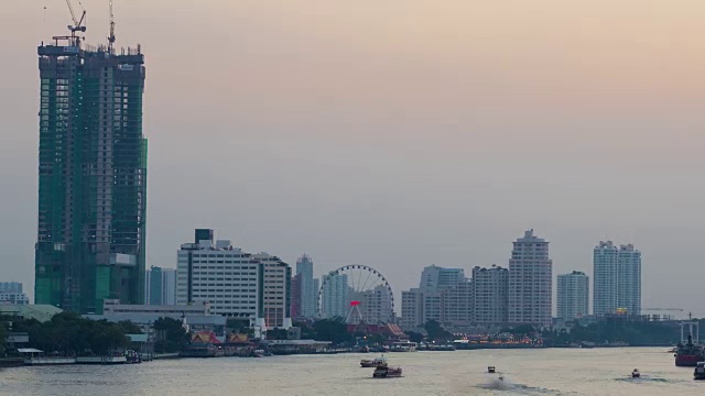 4K延时从白天到夜晚:曼谷城市的交通和建筑。视频素材