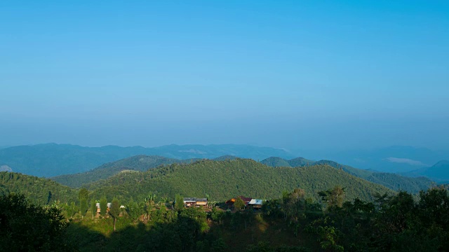 4K延时:早晨的山村。视频素材