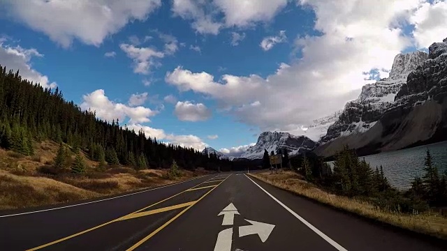 在风景优美的道路上行驶的车辆视频素材