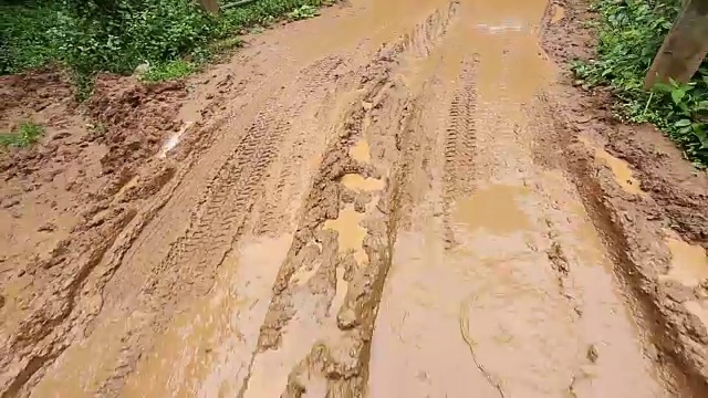 穷乡僻壤的泥泞道路视频素材