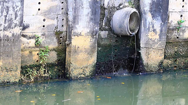 从管道工厂排出的废水视频下载