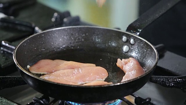 鸡胸肉在烹饪锅视频素材